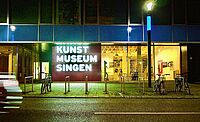 Aussenaufnahme des Kunstmuseums Singen bei Nacht 
