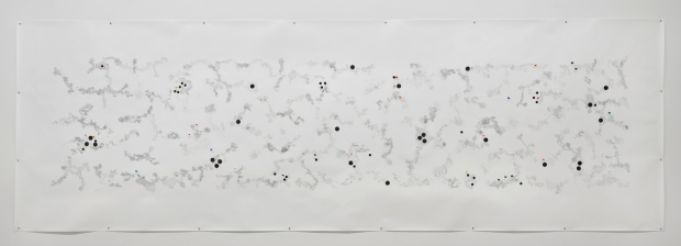 Großformatige Zeichnung mit schwarzen Punkten, feinen Punktmustern und kleinen farbigen Fähnchen.