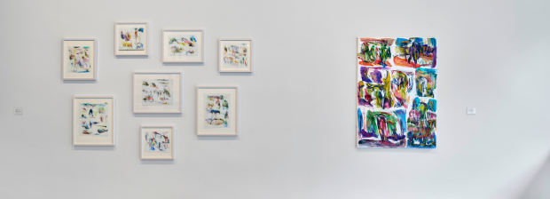 Farbige, expressive Zeichnungen und Malereien in lockerer Hängung.