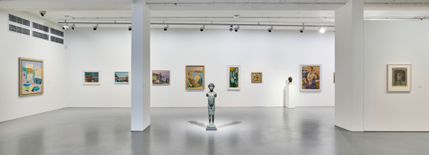 Blick in die Ausstellung mit Skulpturen und Gemälden der Höri-Künstler.