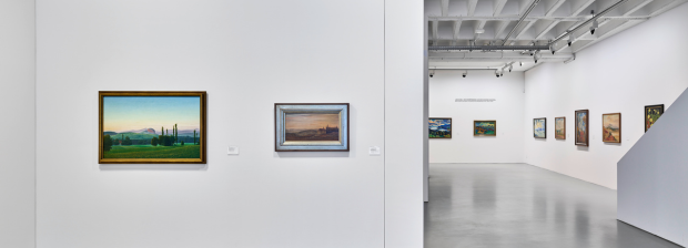 Ausstellungsansicht mit Landschaftsgemälden an weißen Wänden im Museumsraum.