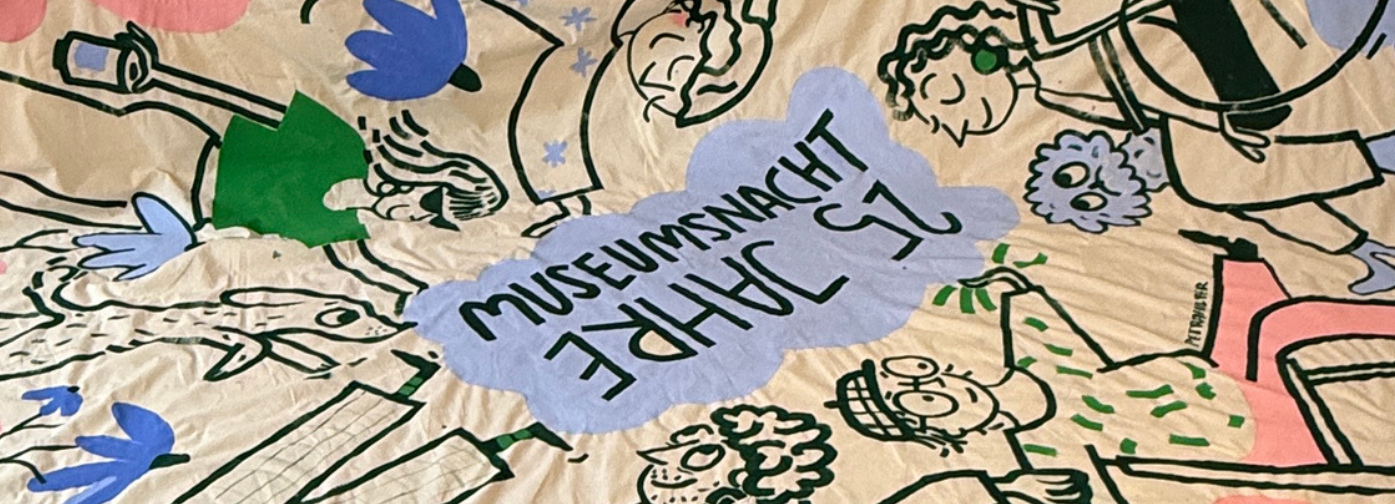 Ausschnitt des Jubiläumsteppichs mit Illustrationen und Schriftzug zur Museumsnacht