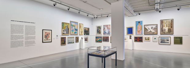 4.	Großer Ausstellungsraum mit Werkgruppen an den Wänden und einer Vitrine in der Mitte