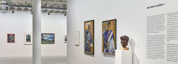 11.	Ausstellungsansicht mit Gemälden, Bronzebüste und Wandtext »Die Stadt als Mäzen«. 