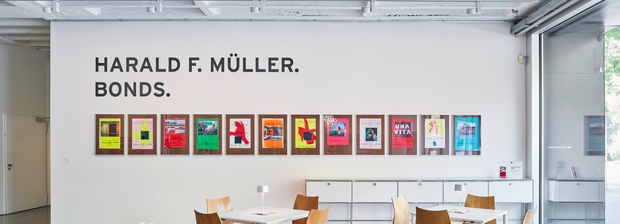 Präsentation »Harald F. Müller. BONDS.« mit gerahmten Arbeiten an der Museumswand.