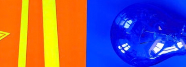 Abstrakte Farbflächen in Orange, Gelb und Blau mit gläserner Form rechts