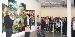 Besucherinnen und Besucher beim Rundgang zur Eröffnung von SINGENKUNST 2026