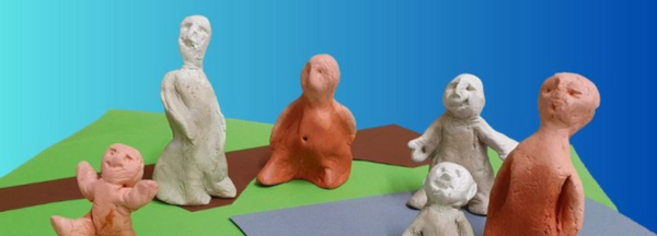 Bunte Tonfiguren auf Papierlandschaft vor blauem Verlaufshintergrund gruppiert.