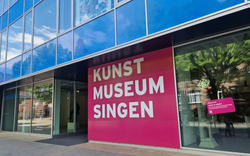 Außenansicht des Kunstmuseums Singen mit großem Schriftzug und Logo an der Glasfassade.