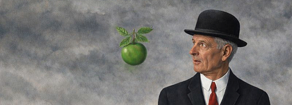 Älterer Mann im Anzug mit Melone blickt auf schwebenden grünen Apfel.