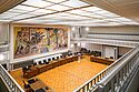 Blick von der Empore des Ratssaals im Rathaus Singen auf das Wanbbild Krieg und Frieden von Otto Dix.