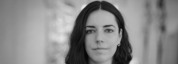 Schwarz-Weiss-Portrait (Fotografie) der Schriftstellerin Anna Maschik