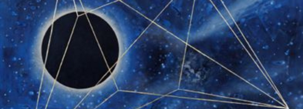 Dunkle Kreisform vor blauem Sternenhimmel, überzogen von feinen goldenen Linien.