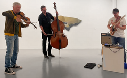 Trio Le Cercle Rouge mit Violine, Kontrabass und Gitarre spielt im Kunstmuseum Singen