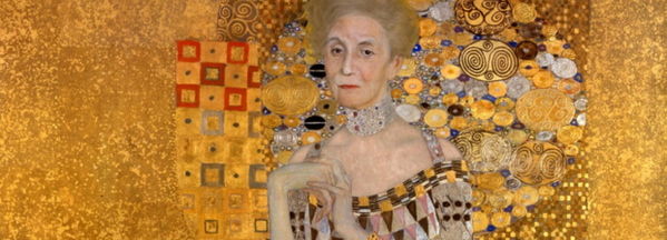 Porträt einer Frau vor goldenen, abstrakt ornamentierten Formen im Stil Gustav Klimts.