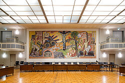 Frontansicht von Otto Dix’ Wandbild »Krieg und Frieden« im Ratssaal des Singener Rathauses.