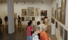Besucherinnen und Besucher betrachten Kunstwerke in einem Ausstellungsraum des Kunstmuseums Singen
