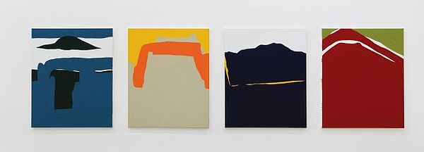 Vier abstrakte Farbflächen-Bilder in Blau, Beige, Dunkelblau und Rot an der Wand.