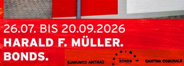 Rote Grafik mit Gebäudefoto, Laufzeit und den Titeln »Harald F. Müller. Bonds.« und »Cantina Comunale«.