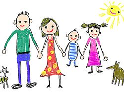 Zeichnung mit Farbstiften zeigt Familie mit Vater, Mutter, Kinder, Hund, Katze und Sonne